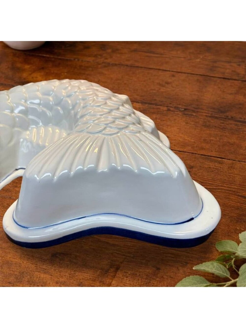 Ceramic Fish-Shaped Wall Hanging Mold With Blue Trim 12"x10" Nautical/Farmhouse - Picture 4 of 7